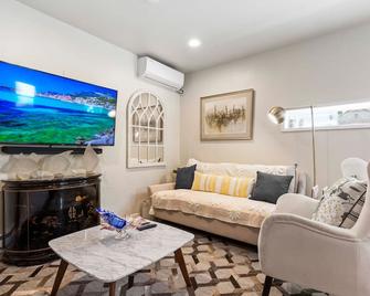 SJ Downtown Private Guess House with Gated Parking Room7 - סן חוזה - סלון