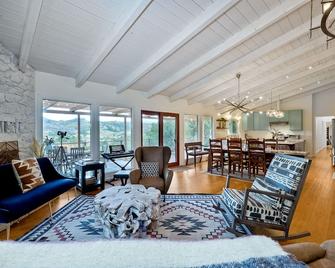 City Getaway, Hot Tub, Fire Pit, Game Room, Bbq, Hiking Trails, Vineyard Views, B-Ball - Fallbrook - Living room