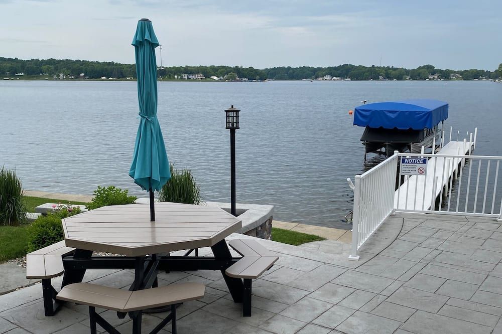 Lovely, family friendly, 4000 sq ft lake front home, close to Pokagon. - Fremont - Patio