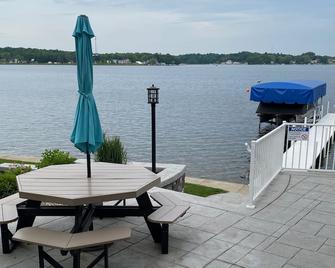 Lovely, family friendly, 4000 sq ft lake front home, close to Pokagon. - Fremont - Patio