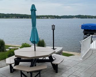 Lovely, family friendly, 4000 sq ft lake front home, close to Pokagon. - Fremont - Patio