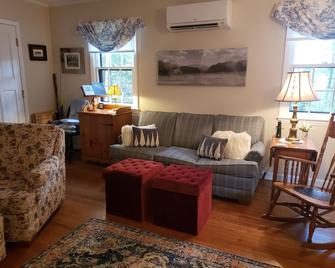 Quaint Little Mountain Cottage - Roaring Gap - Living room