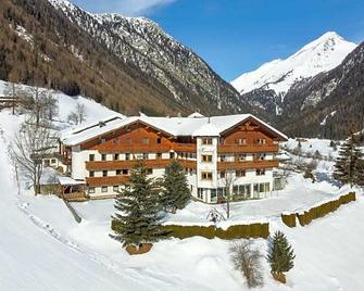 Hotel Kaserhof - Valles - Building