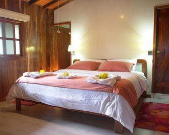 The Wooden House Lodge - Puerto Villamil - Schlafzimmer