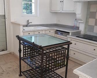 Marvelous Bastide nearby seaside in private and secure domain - Le Muy - Kitchen
