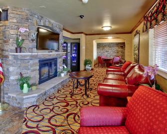 MCM Elegante Suites - Colorado Springs - Living room