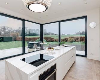 Wisteria House in Buckinghamshire - Marlow - Kitchen