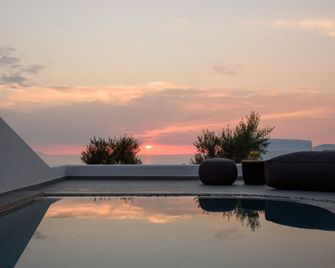 Este Luxury Suites - Fira - Pool