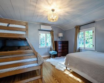 Golf, Fish, Boat, Relax, Repeat! 4-bed, 2-bath house steps away from the lake. - Watervliet - Habitación