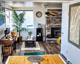 Private North Shore Waterfront Home - Belfair - Sala de estar
