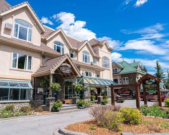 Irwin's Mountain Inn - Banff - Building