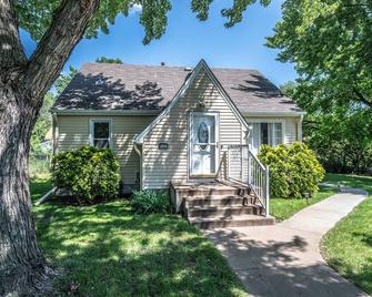 Parkview Family Home w/ Game Room, Garage, Firepit - Fridley - Edifício