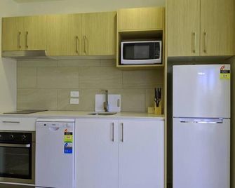 Stylish & spacious 1 BRM king bed apartment with City view - בריסביין - מטבח