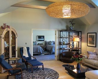 Private guest House 1BR 2BRGated 24/7 check-in Hi Speed Wi-Fion sight parking - Los Angeles - Living room