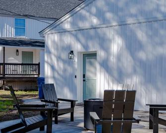 The Modern Historic Gem | 3 minutes to Downtown Cola | Steps to WeCo Riverwalk - Forest Acres - Patio