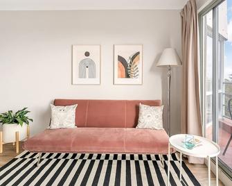 'Georgina' Mid-Century Modern Poolside Stay - 시드니 - 거실