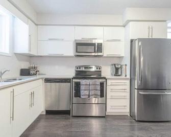 A Modern and Executive Unit~1 Parking Spot&Great Location - Close To Everything - Londen (Canada) - Keuken