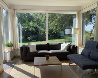 Bungalow Close To The Beach In A Quiet Forest Settlement - Osdorf - Wohnzimmer