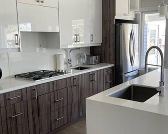 Cozy Family Cottage on Lake Erie Waterway - Long Point - Kitchen