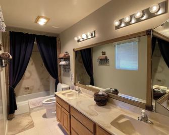 Large home that is Family friendly and pet friendly non smoking home - Strawberry - Baño