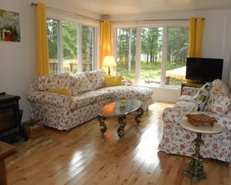 Unforgettable Getaway - Rivière-Rouge - Living room
