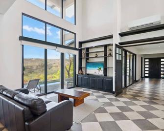 Nostalgic Retro Home on Luxurious Lot with a Private Infinity Pool and Ocean Vie - Puerto Viejo - Lobby