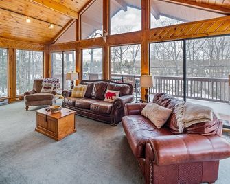 Beautiful Relaxing Chalet Overlooking Gorgeous Lake Harmony! - Lake Harmony - Phòng khách