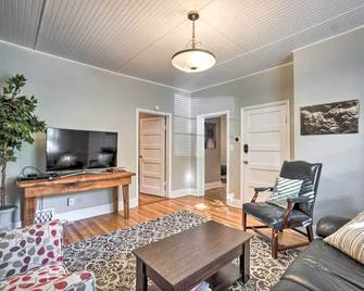 Historic Redstone With Large Backyard, Walk To Csu! - Fort Collins - Living room