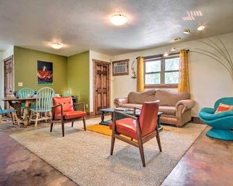 Chic Retro Retreat in Choteau Walk to Dtwn! - Choteau - Sala de estar