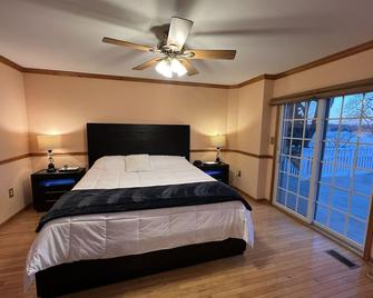 Amazing Waterfront Home on the Bush River - Edgewood - Bedroom