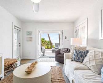 3 Palms Retreat - Belleair Beach - Living room