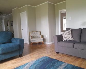 Visit the beautiful Annapolis Valley of Nova Scotia at Blomidon Vacation Rentals - Canning - Sala de estar