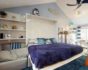 Gorgeous waterfront studio w/ beach access sitting on downtown Commercial Street - Provincetown