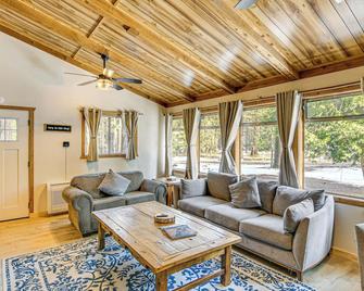 Graeagle Vacation Rental Cabin w/ Game Room! - Graeagle - Living room