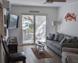 Cozy Cottage one mile from the Beach and Boat Ramp! Pet Friendly Too!! - Supply - Sala de estar