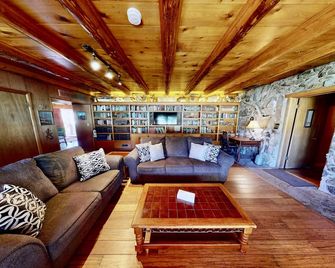 Pack Creek ~ Ranch House | 3 Bed, 2.5 Bath - Moab - Living room