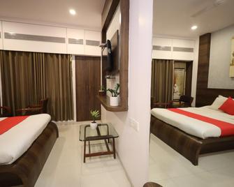 Saishree Hotel - Shirdi - Bedroom