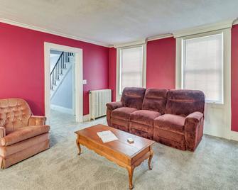 1 Block to Downtown Adrian Spacious Home - Adrian - Wohnzimmer