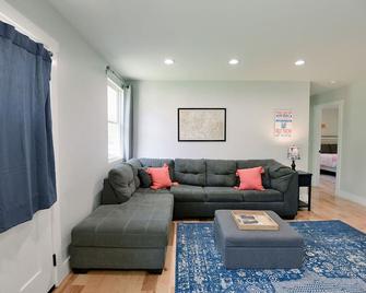 Frankly Fantastic Home Minutes to Downtown Franklin - Franklin - Living room