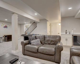 Modern 5 Br - Large Yard + Bbq + Kid's Playhouse + Game Room + Great Wifi - Centennial - Living room