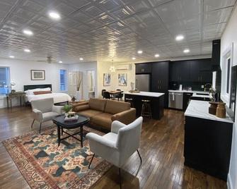 Downtown Stillwater Studio Apartment located upstairs - Stillwater - Living room