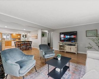 Hot Tub + Movie Nights | Ultimate Chill House - Spokane - Living room