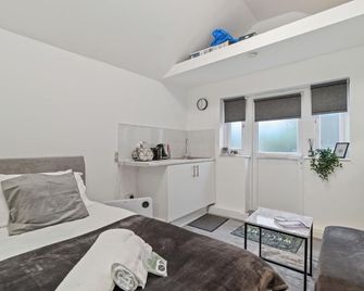 Studio Cottage With Shared Garden - 3Min to Bus Stop - Manchester - Bedroom
