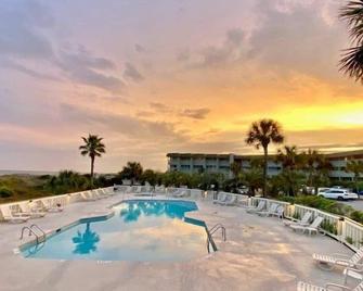 Great Oceanfront, 1st Floor Condo! Pool & Fishing Pier Access! Located in the Heart of IOP! - Isle of Palms - Pool