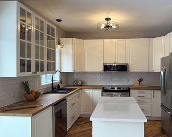 Enjoy the construction holidays near St-Sauveur, close to amenities and major routes! 3-bedroom chalet with an inground pool available only from July 28th to August 3rd, 2026. - Prévost - Kitchen