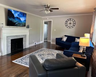 Hidden Hideaway High Point (Blue Bungalow) - High Point - Stue