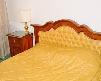 Hotel Carpati Imparatul Romanilor - Bucharest - Bedroom