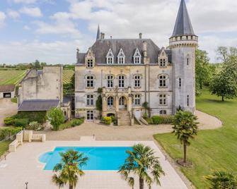 Fairytale Chateau with pool surrounded by vineyard and parc - Blaye - Building