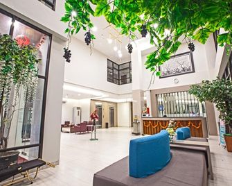 Genio Hotel Manado - מאנאדו - לובי