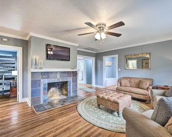 Spacious Lakefront Retreat w/ Hot Tub + Dock! - Winchester - Sala de estar